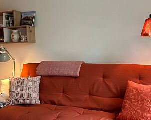 Stijlvolle bank in de woonkamer van Huisje in Haaksbergen, vakantiehuis in Twente, Overijssel.