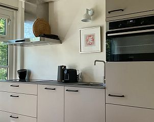 Keuken met moderne apparatuur in Huisje in Haaksbergen, vakantiehuis in Twente, Overijssel.