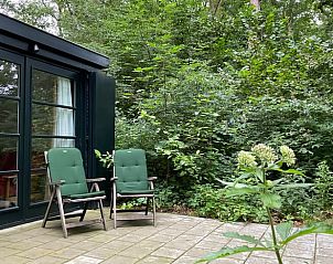 Ontspannen terras met stoelen bij Huisje in Haaksbergen, vakantiehuis in Twente, Overijssel.