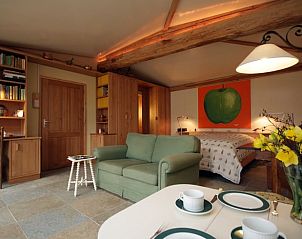 Gezellige binnenruimte van Vakantiehuis in Haaksbergen met zithoek en kunst in Twente, Overijssel.