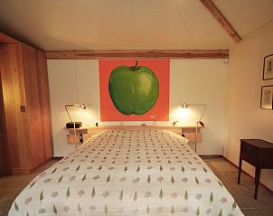 Sfeervolle slaapkamer in Vakantiehuis in Haaksbergen, Twente met kunst aan de muur in Overijssel.