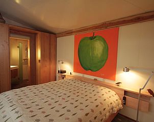 Comfortabele slaapkamer in Vakantiehuis in Haaksbergen, Twente met houten accenten in Overijssel.