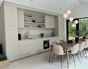 Moderne keuken in Huisje in Haaksbergen, vakantieaccommodatie in Twente, voorzien van eettafel en hanglampen.