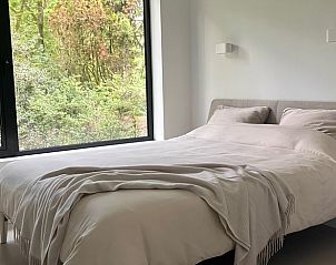 Comfortabele slaapkamer in Huisje in Haaksbergen, vakantieverblijf in Twente, met uitzicht op de groene omgeving.