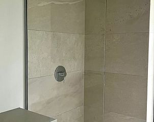 Ruime douche in de badkamer van Huisje in Haaksbergen, vakantieaccommodatie in Twente, met moderne afwerking.