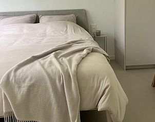 Tweede slaapkamer in Huisje in Haaksbergen, vakantiehuis in Twente, met comfortabel bed en minimalistische inrichting.