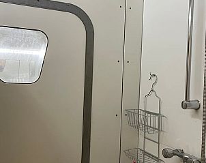 Moderne badkamer in Huisje in Haaksbergen, vakantiehuis in Twente, Overijssel met douche en raam.