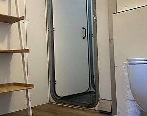 Badkamer met houten details in Huisje in Haaksbergen, vakantieverblijf in Twente, Overijssel.