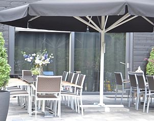 Gezellig terras met parasol bij Vakantiehuis in Haaksbergen, genieten in Twente, Overijssel.