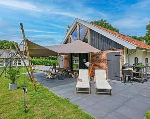 Moderne binnenruimte van The Green Getaway in Haaksbergen, Twente met open keuken en stijlvolle inrichting.