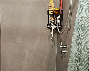 Ruime douche in Vakantiehuis in Haaksbergen, Twente, Overijssel voor ultiem comfort.