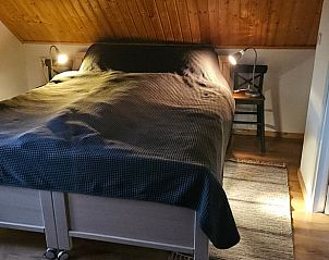 Moderne woonkamer met tv in Vakantiehuis in Haaksbergen, Twente, Overijssel voor ontspanning.