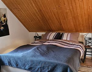 Sfeervolle slaapkamer met houten details in Vakantiehuis in Haaksbergen, Twente, Overijssel.