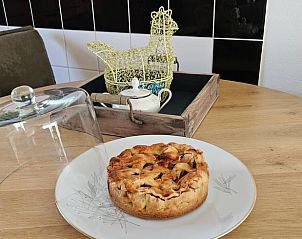 Buitenterras met tuintafel in Vakantiehuis in Haaksbergen, Twente, Overijssel voor gezellige avonden.