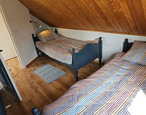 Eetruimte met stijlvolle stoelen in Vakantiehuis in Haaksbergen, Twente, Overijssel.