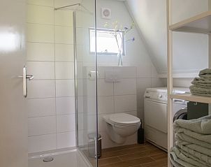 Luxe badkamer met douche in Vakantiehuisje in Haaksbergen, perfect voor ontspanning in Twente, Overijssel.