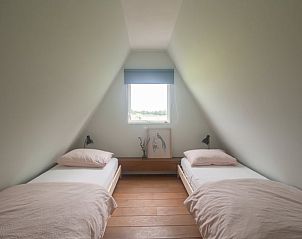 Slaapkamer met twee eenpersoonsbedden in Vakantiehuisje in Haaksbergen, perfect voor gezinnen in Twente, Overijssel.