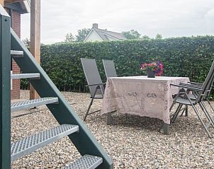 Terras met tuinmeubilair bij Vakantiehuisje in Haaksbergen, perfect voor ontspanning in Twente, Overijssel.