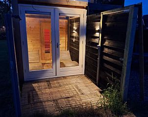 Verlichte sauna bij nacht in Vakantiehuisje in Haaksbergen, een luxe ervaring in Twente, Overijssel.
