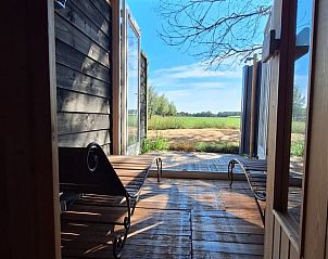 Uitzicht vanuit de sauna op de velden bij Vakantiehuisje in Haaksbergen, een serene plek in Twente, Overijssel.