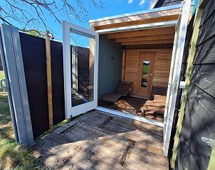Open sauna met uitzicht op natuur bij Vakantiehuisje in Haaksbergen, voor een ontspannende ervaring in Twente, Overijssel.
