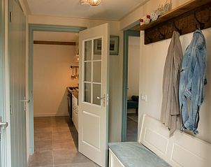 Ingang van Huisje in Diepenheim, een sfeervol vakantiehuis in Twente, Overijssel, met een uitnodigende hal en toegang tot de keuken.