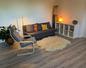 Gezellige woonkamer van Huisje in Diepenheim, vakantiehuis in Twente, Overijssel met comfortabele zithoek en sfeervolle inrichting.