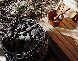Saunastenen en houten emmer in Huisje in Enschede, vakantiehuis in Twente.