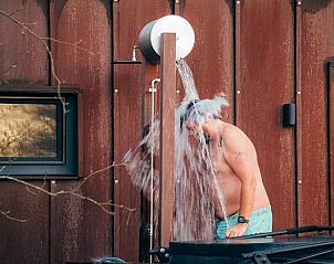 Buitendouche bij Huisje in Enschede, vakantiehuis in Twente voor verfrissing.