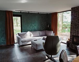 Moderne woonkamer in Huisje in Enschede, vakantiehuis in Twente met comfortabele inrichting.