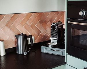 Keukenhoek met koffiezetapparaat in Huisje in Enschede, vakantiehuis in Overijssel.