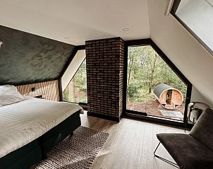 Ruime slaapkamer met uitzicht in Huisje in Enschede, vakantiehuis in Overijssel.