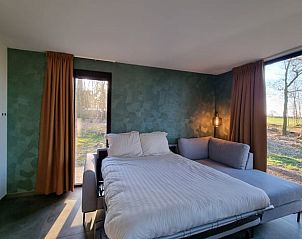 Slaapbank in de woonkamer van Huisje in Enschede, vakantiehuis in Twente.