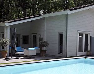 Modern vakantiehuis Huisje in Enschede met zwembad, ideaal voor ontspanning in Twente, Overijssel.