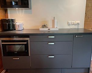 Volledig uitgeruste keuken in Vakantiehuis in Enschede, perfect voor culinaire avonturen in Twente, Overijssel.