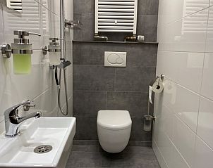 Moderne badkamer in Vakantiehuis in Enschede, voorzien van alle gemakken in Twente, Overijssel.