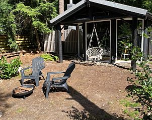 Gezellig tuinhoekje bij Vakantiehuis in Enschede, ideaal voor ontspanning in Twente, Overijssel.