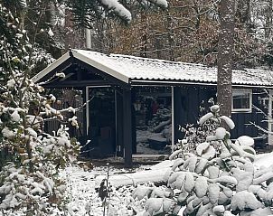 Sneeuw bedekt Vakantiehuis in Enschede, een winterwonderland in Twente, Overijssel.