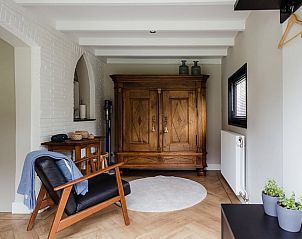 Charmante binnenhoek met antieke kast in Huisje in Enschede, vakantiehuis in Twente, Overijssel.