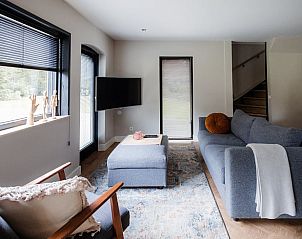 Comfortabele woonkamer in Huisje in Enschede, vakantieaccommodatie in Twente, met uitzicht op de tuin in Overijssel.