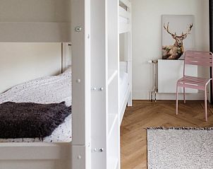 Gezellige slaapkamer met uitzicht in Huisje in Enschede, vakantieaccommodatie in Twente, Overijssel.