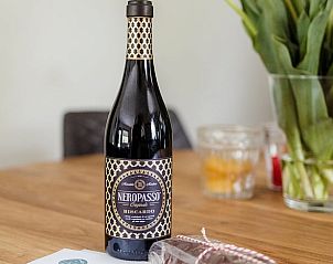 Fijne ontvangst met bloemen en wijn in Huisje in Enschede, vakantieaccommodatie in Twente, Overijssel.