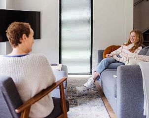 Gezellig samenzijn in de woonkamer van Huisje in Enschede, vakantieaccommodatie in Twente, Overijssel.