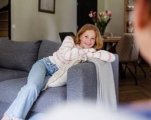 Ontspannen op de bank in Huisje in Enschede, vakantiehuis in Twente, met comfortabele sfeer in Overijssel.