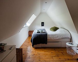 Knusse slaapkamer onder het dak in Huisje in Enschede, vakantieaccommodatie in Twente, Overijssel.