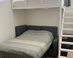 Moderne slaapruimte met stapelbed in Vakantiehuisje in Enschede, Twente, ideaal voor gezinnen en vrienden.