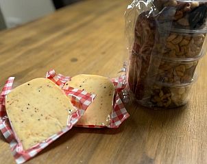 Lokale lekkernijen in Vakantiehuisje in Enschede, Twente, met kaas en noten voor een smaakvolle ervaring.