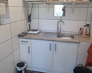 Moderne keuken in vakantiehuisje in Enschede, voorzien van alle gemakken, gelegen in het fraaie Twente, Overijssel.