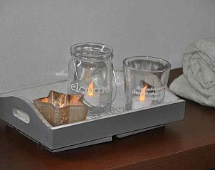 Moderne keuken in vakantiehuis OV129, Enschede, Twente, Overijssel, met veel licht en strakke afwerkingen.