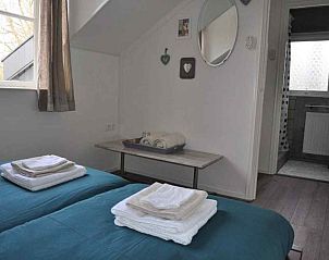 Stijlvolle badkamer en eetgedeelte in vakantiehuis OV129, Enschede, Twente, Overijssel, met moderne faciliteiten.